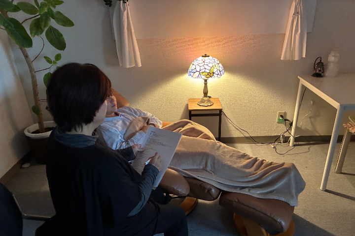 潜在意識の中に眠っている記憶をたどり、心に負った傷の原因を探る。ヒプノセラピーとは、過去の記憶への旅のようなもの。